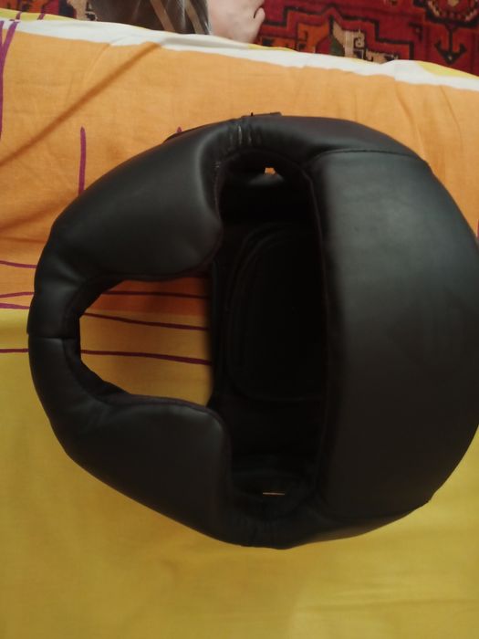 Боксерский комплект,шлем с регулировкой размера,и перчатки