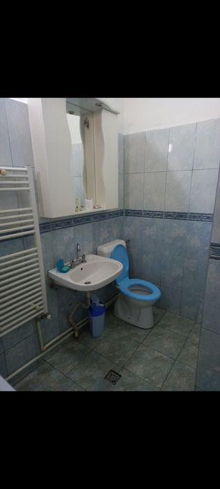 Inchiriez camera la curte