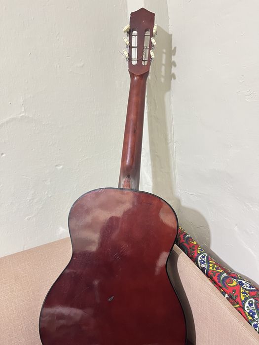 Продам гитару без 3 струн