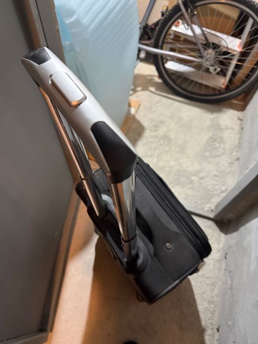 Малък куфар на 4 колела в добро състояние