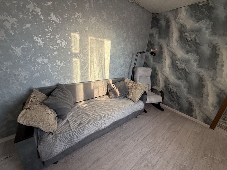 Продам диван,креслокачалку ,напольную лампу.