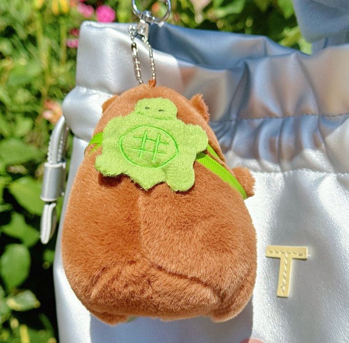 Очаровательный плюшевый брелок капибара