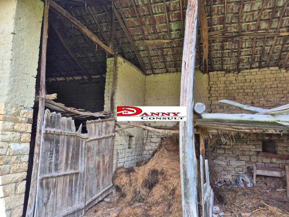 Двуетажна къща с двор и кладенец в с. Иванча