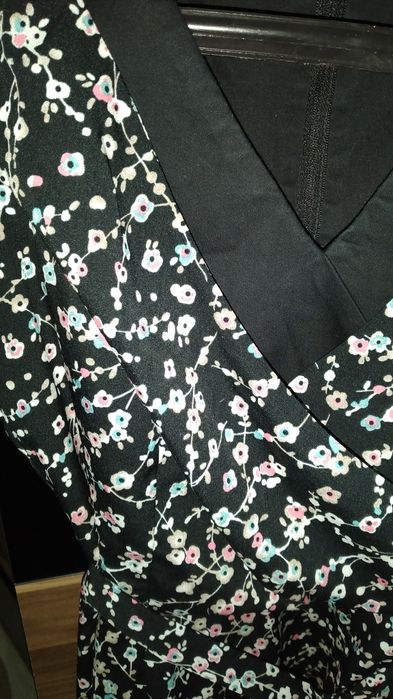 Рокли размер M зелена и черна на цветя.