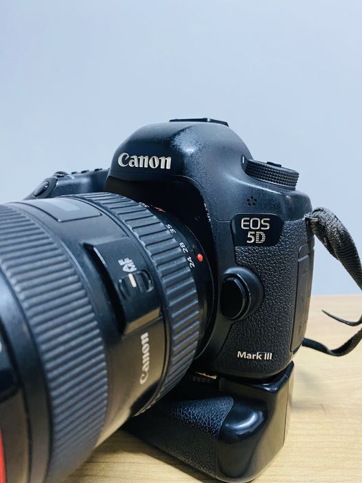 Продаёться фотоаппарат Canon 5D mark III (в хорошем состояние)