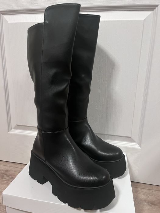 Високи дамски ботуши