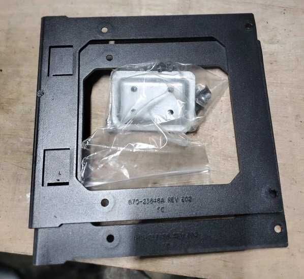 APC SmartUPS Rackmount Rack Brackets and Ears 870-23848A si 870-1252A