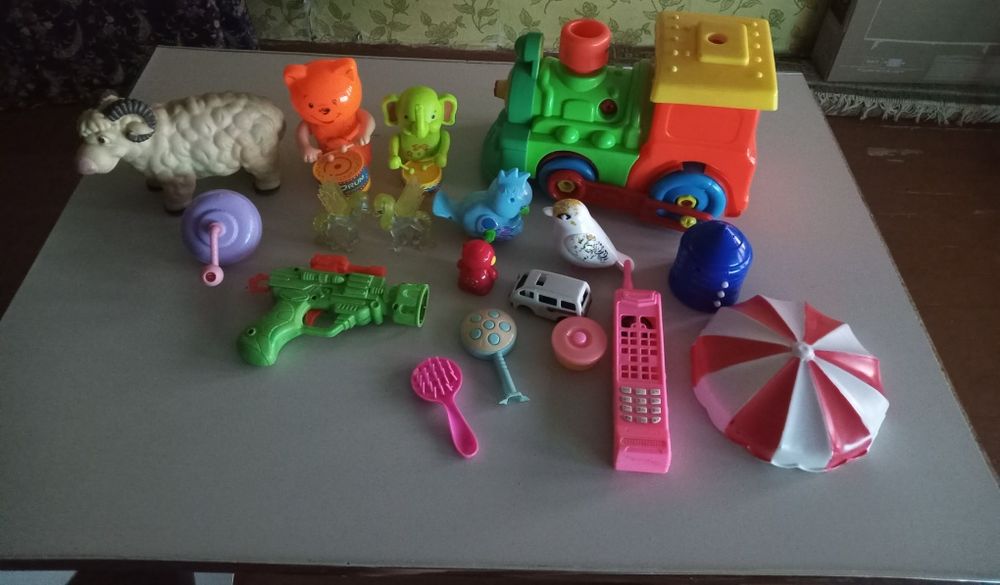 Игрушки  разные.