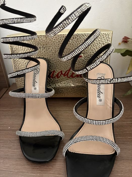 Елегантни дамски сандали на ток с камъчета – нови