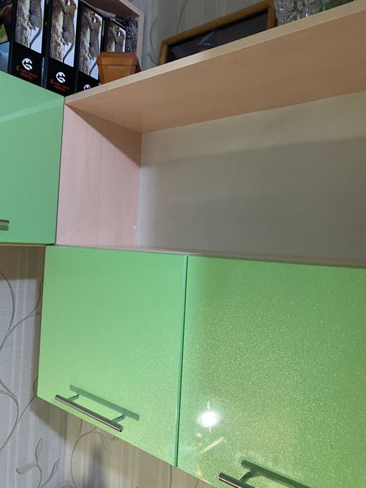 Шкафы,стол и навесные полки