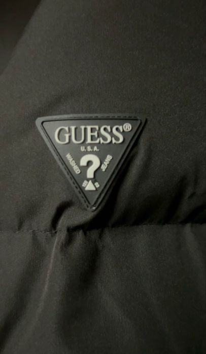 Черный пуховик Guess