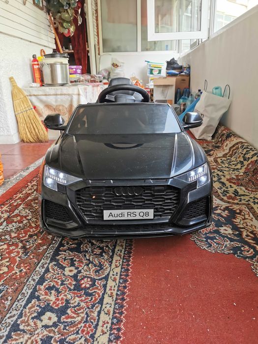 Mașina electrica pentru copii Audi RS Q8