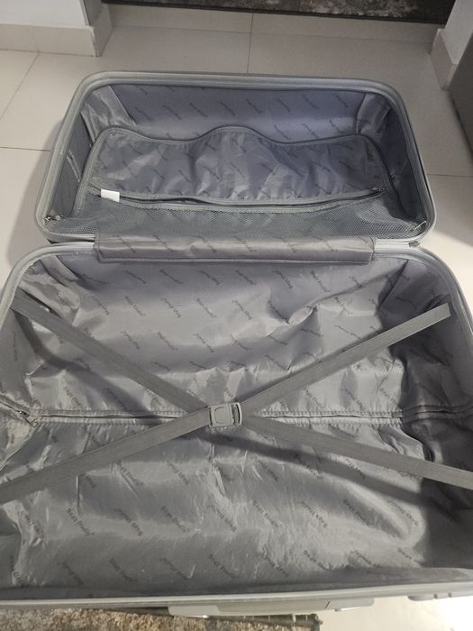 Geamantan negru de dimensiune medie