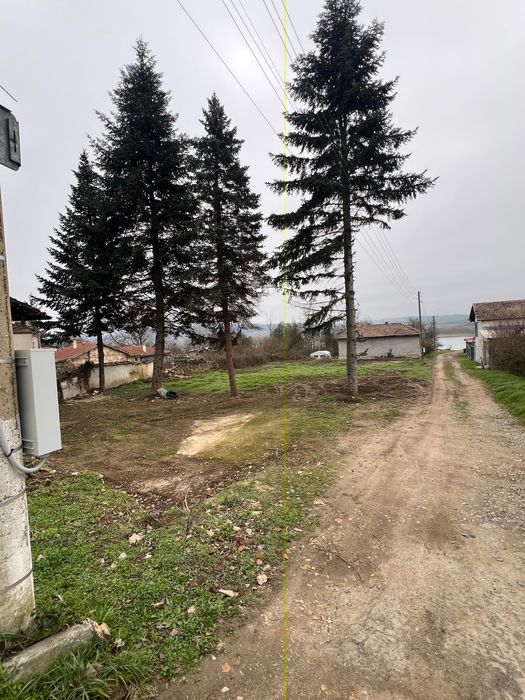 Къща с. Ловец- яз. Тича, първа линия.