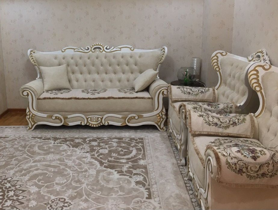 Продаётся диван и два кресла.