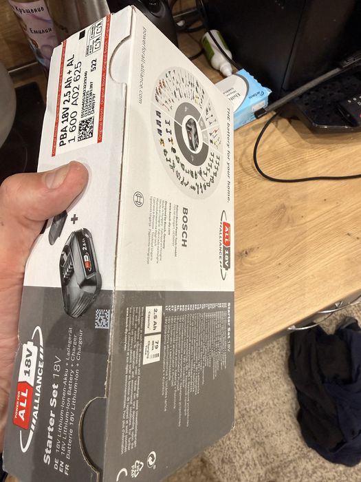 Нова Батерия bosch 2.5 A със зарядно устройство