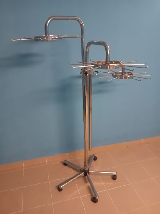 Stender pentru haine pret fix 400 lei/ buc . ANUNT VALABIL.