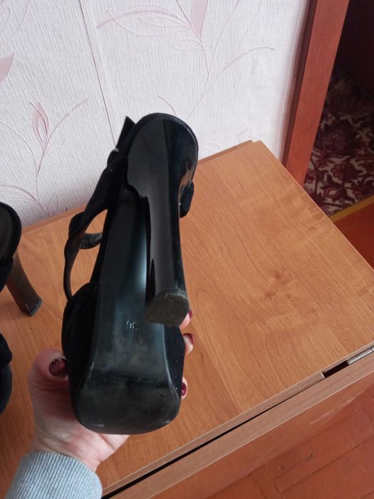 Продам босоножки