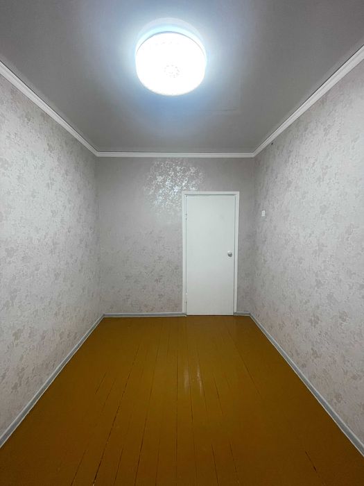 Shahar markazida joylashgan, yangi ta'mirlangan 3 XONALI UY sotiladi