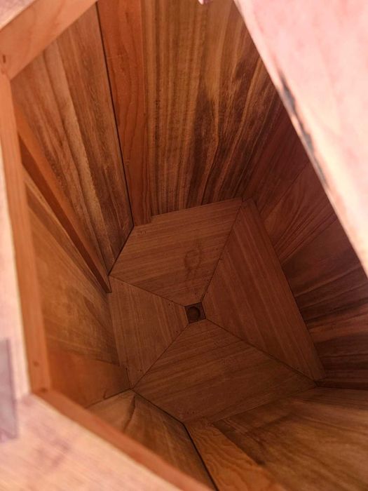 Старинен шкаф / диспенсър за насипни продукти.