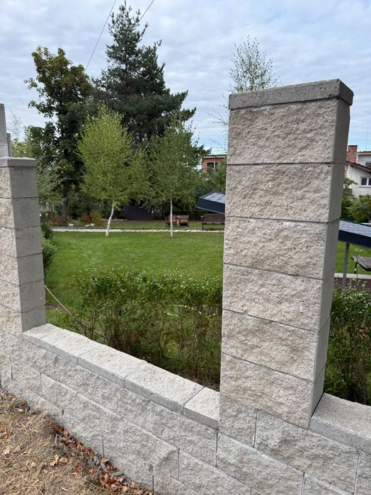 Бетонови блокчета за огради с ефекта на дялан камък