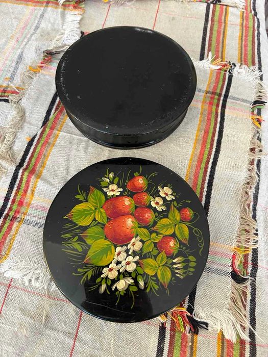 Руска ръчно рисувана метална кутия за бижута