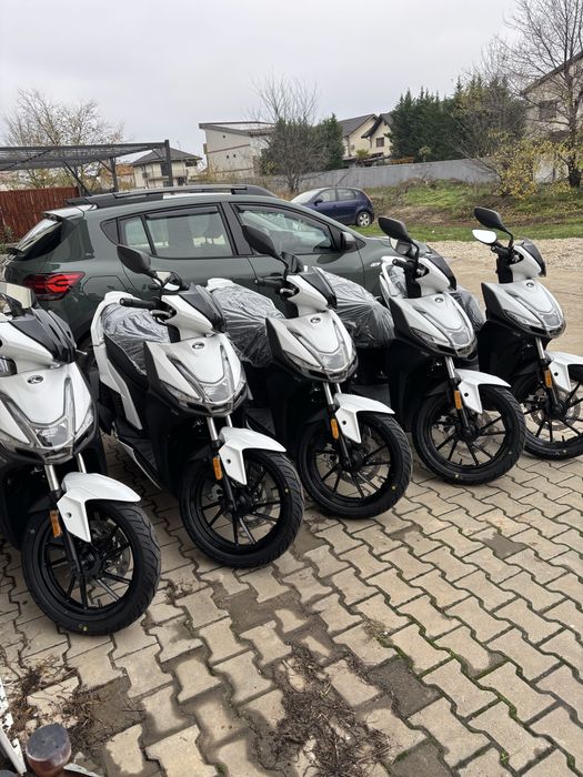 Scuter de inchiriat Kymco 50 cc/125cc.