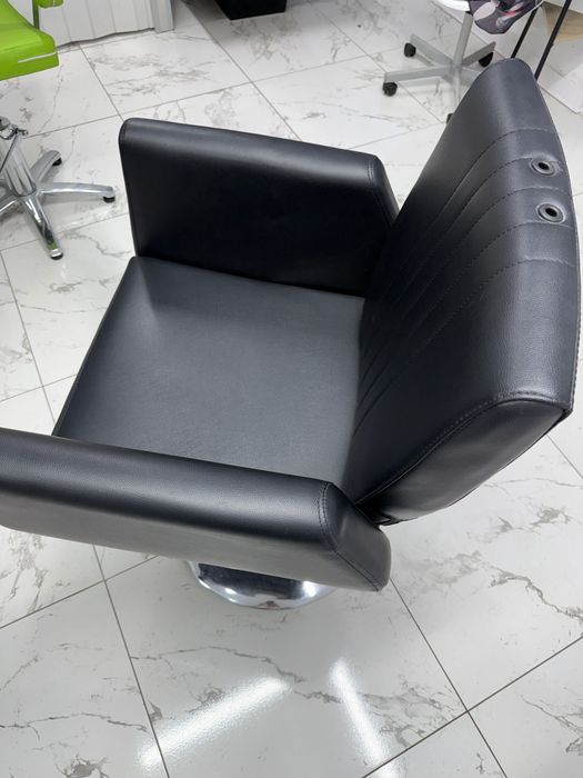 scaun de frizerie profesional negru (bază rotundă, hidraulic).