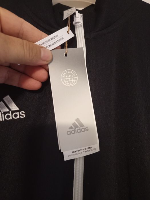 Bluze Adidas noi cu etichetă.