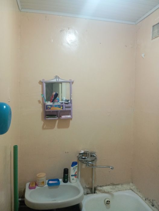 3xonali 4-etajda uy sotiladi