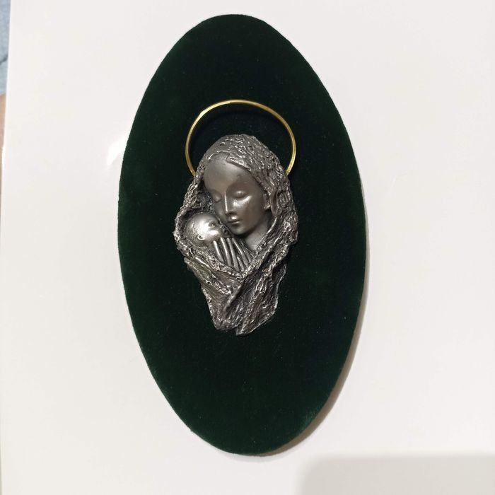 Икона Мадонна с младенцем на бархате.