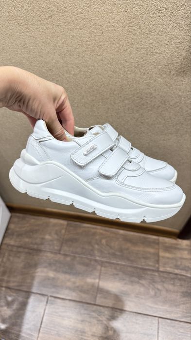 Кроссовки кожаные 33 размер