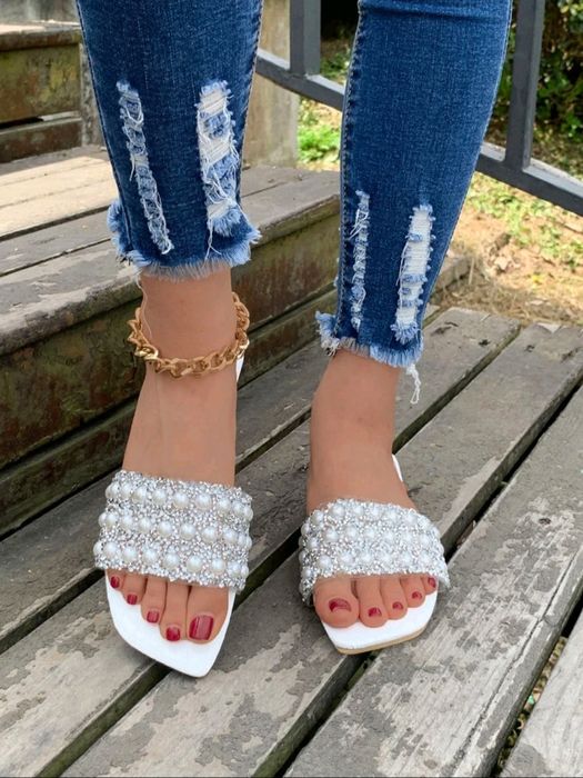 Papuci cu perle albi