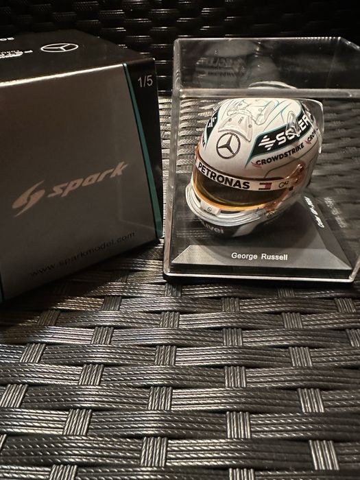 Macheta de coletie 1:5 Scale Casca George Russell Qatar GP 2024