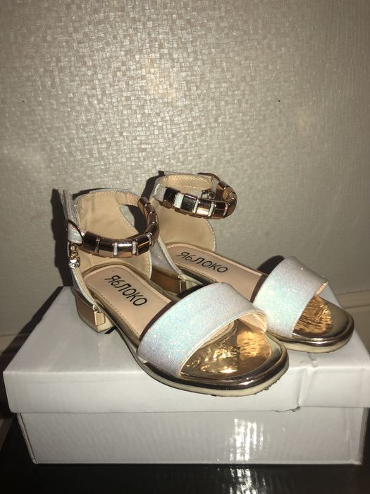 Продам сандалики для девочки! Без торга!