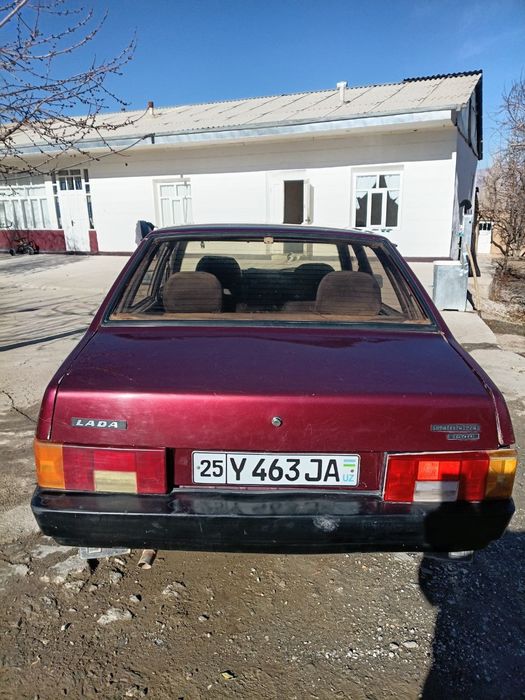 Mashina sotiladi. 21099