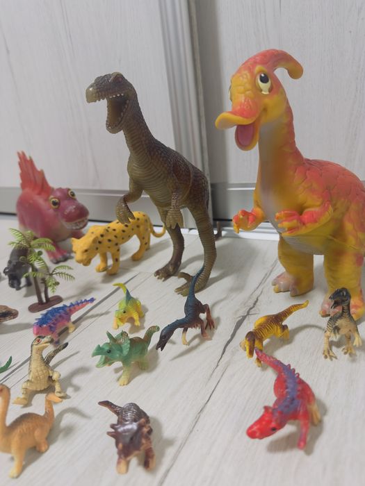 Фигурки динозавров