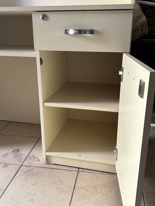 Продам столик для бутика