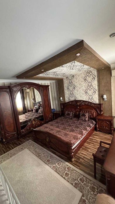 метро Космонавтов  2/3/9  МВД  72м²  1-линия с видом на главную дорогу