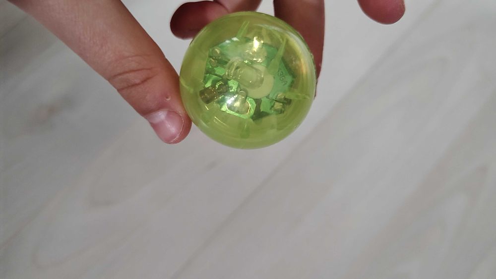 Jucarie interactiva pentru pisici tip circuit cu bila