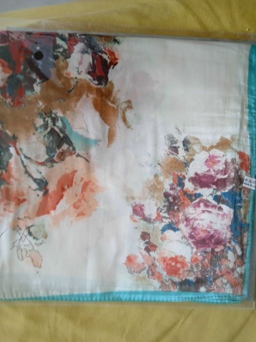 Нови копринени шалове 60/60 см - 5 евро.