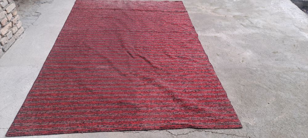 Срочно продаётся ковёр 2 штк цена 400 тысяч сум размер 2×3 в хорошем с