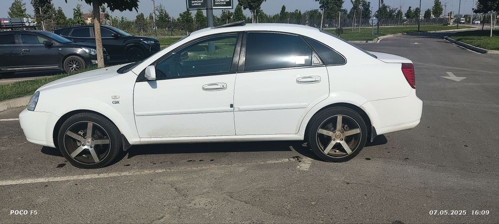 Lacetti 1.6  автомат сотилади