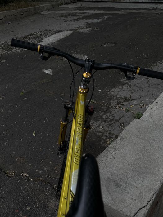 Велосипед MTB,яркого цвета