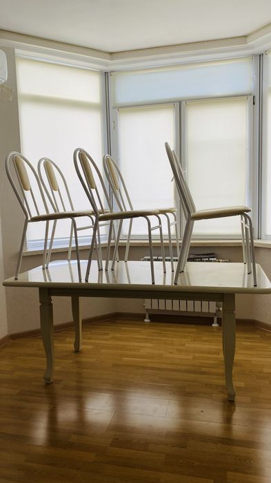 Стол и стулья.