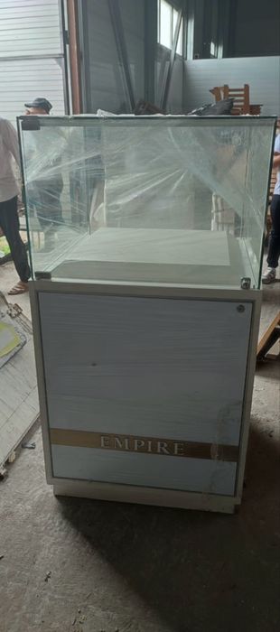 Витрины стеклянные магазинные