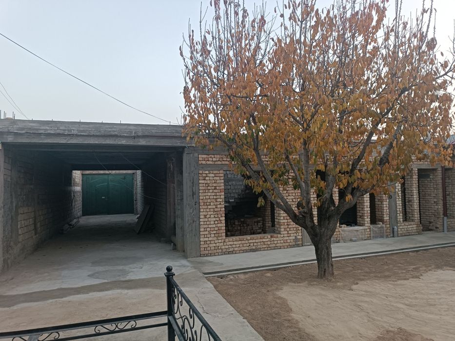 Uy sotiladi 4 ta books bilan