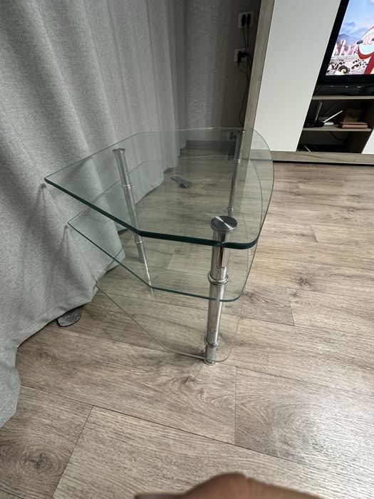 Стеклянный столик.