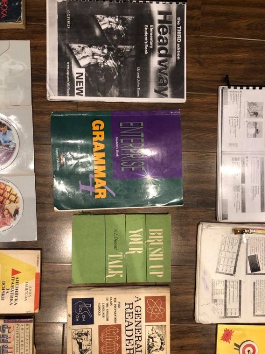 Учебници и речници по английски, немски и гръцки език.