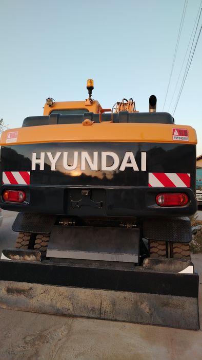 Hyundai 140 ekskavator srochni sotiladi.